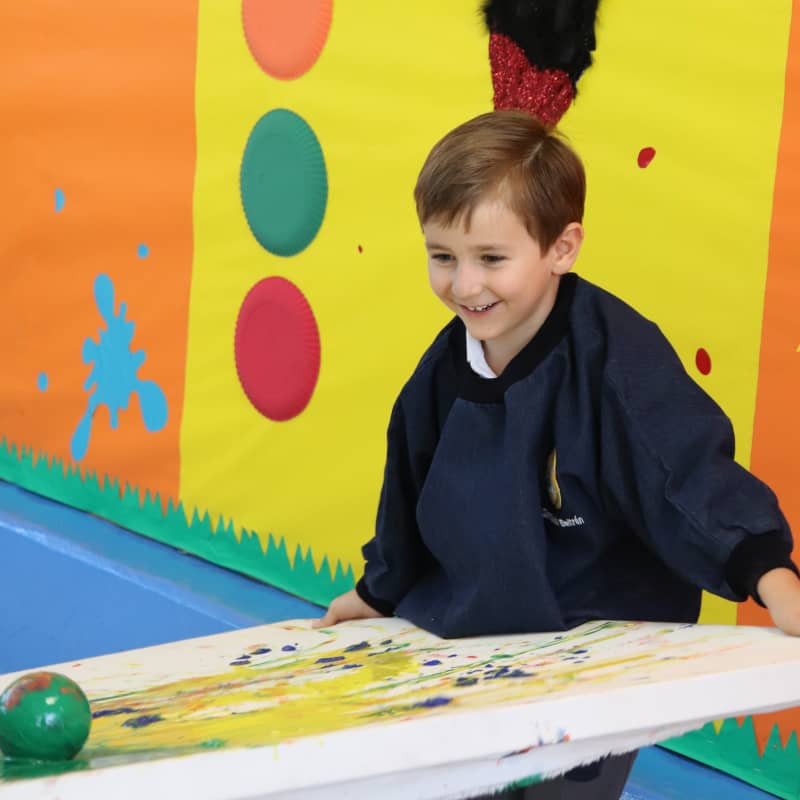 Alumno divirtiéndose en taller de pintura Cumbres bosques