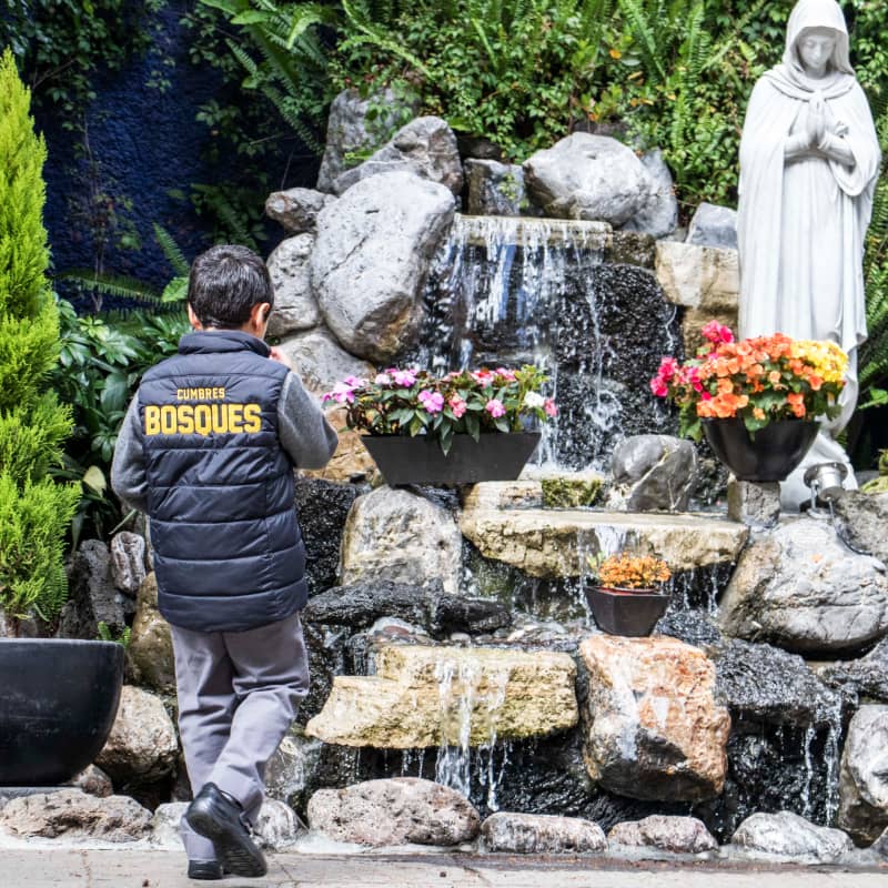 Alumno de cumbres Bosques rezando