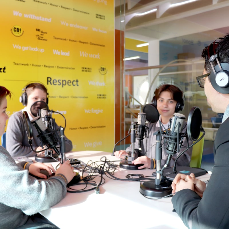 Alumnos aprendiendo locución en Cumbres Bosques